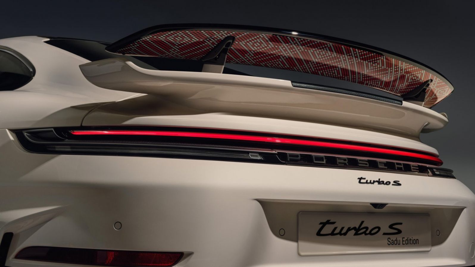 H Porsche παρουσιάζει τις τρεις πιο εξατομικευμένες 911! 